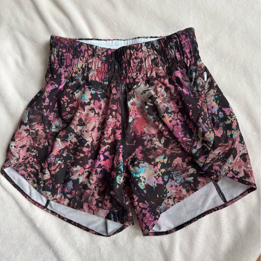 Lululemon Hotty Hot shorts • Size 2 • 4” inseam